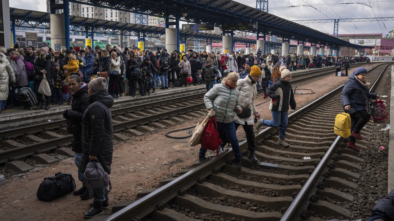 A nyugat-ukrajnai Lvivbe induló vonat érkezésére várnak emberek hosszú sorokban a kijevi vasútállomáson 2022. március 4-én. Fotó: MTI/AP/Emilio Morenatti