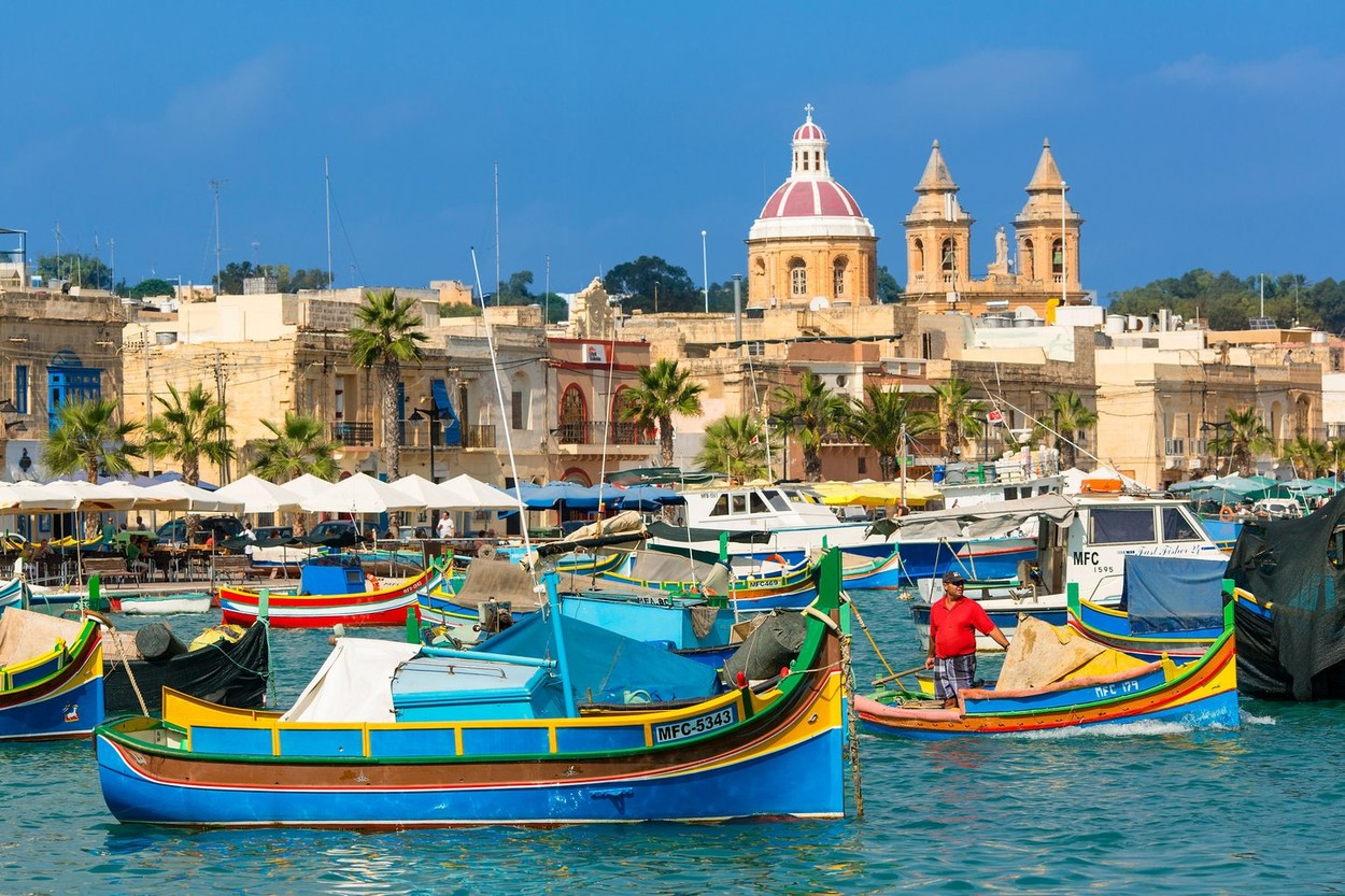 Színes máltai csónakok Marsaxlokkban