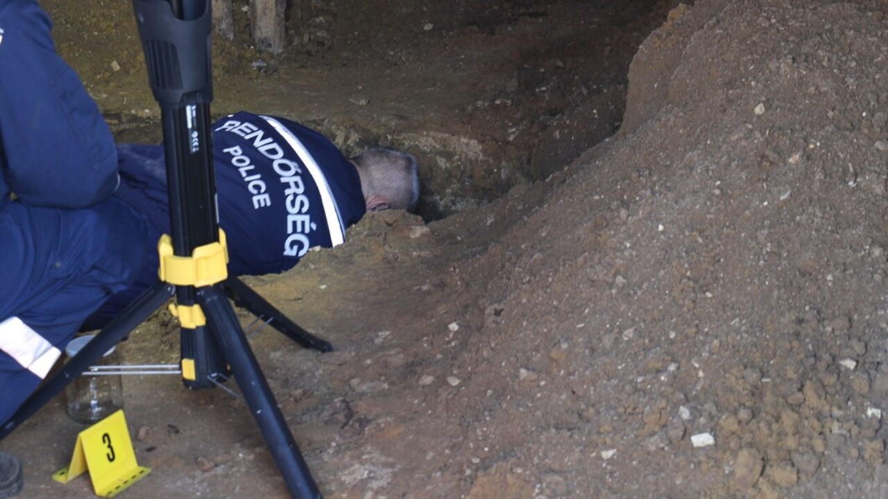 A rendőrök egy gödörben találták meg a nő holttestét (Fotó: police.hu)