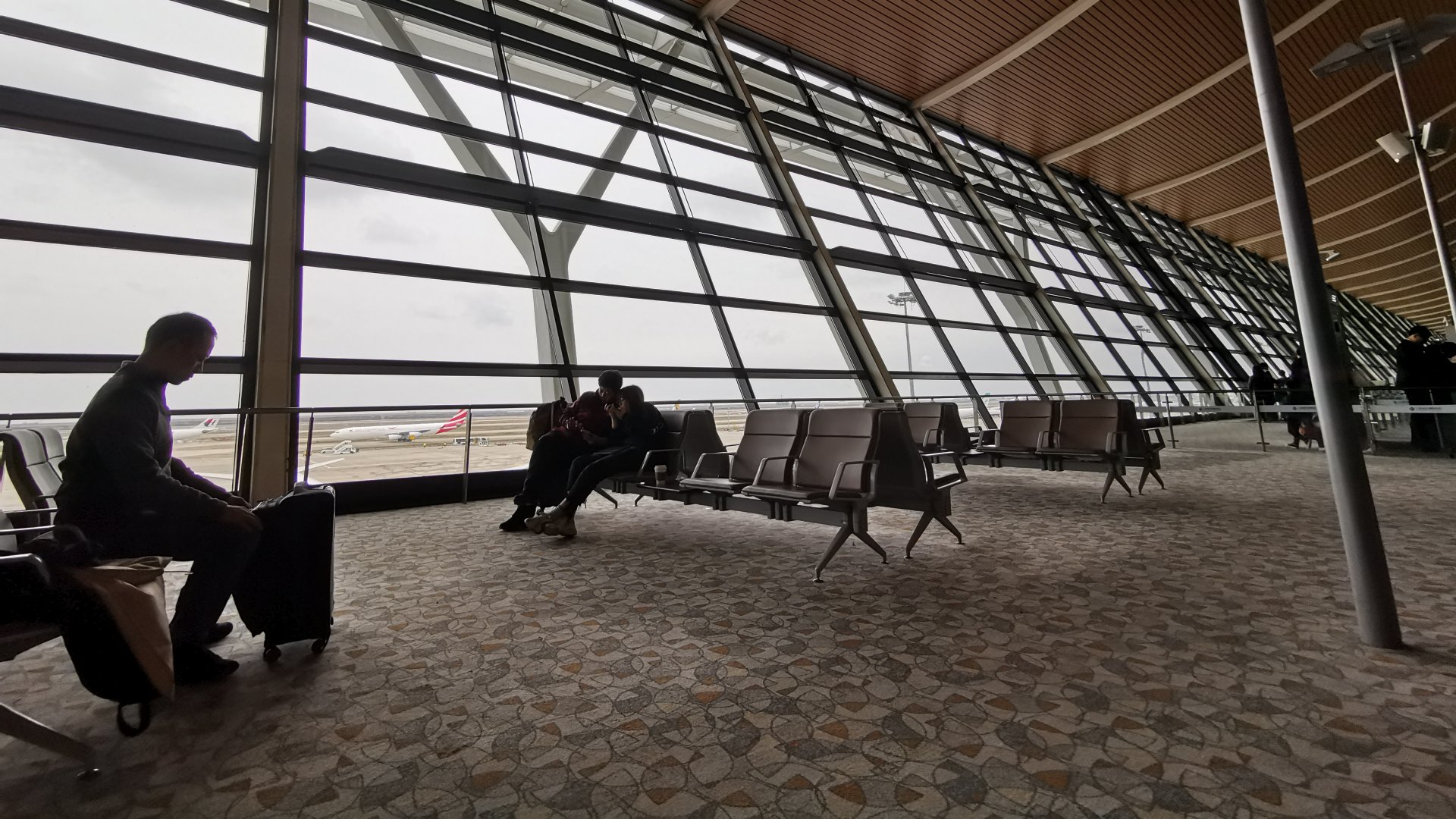 Székek egy repülőtér termináljában