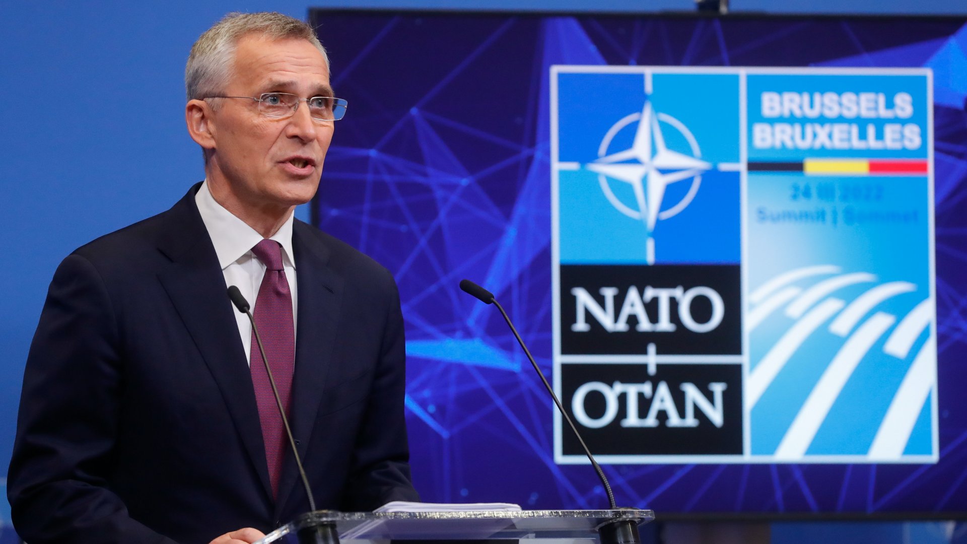 Jens Stoltenberg NATO-fõtitkár sajtótájékoztatót tart Brüsszelben 2022. március 23-án, egy nappal a védelmi szervezet tagállamainak rendkívüli csúcstalálkozója előtt.