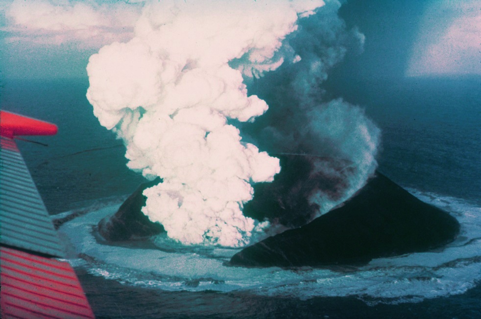 Surtsey 16 nappal a kitörés kezdete után (fotó: Wikipedia)