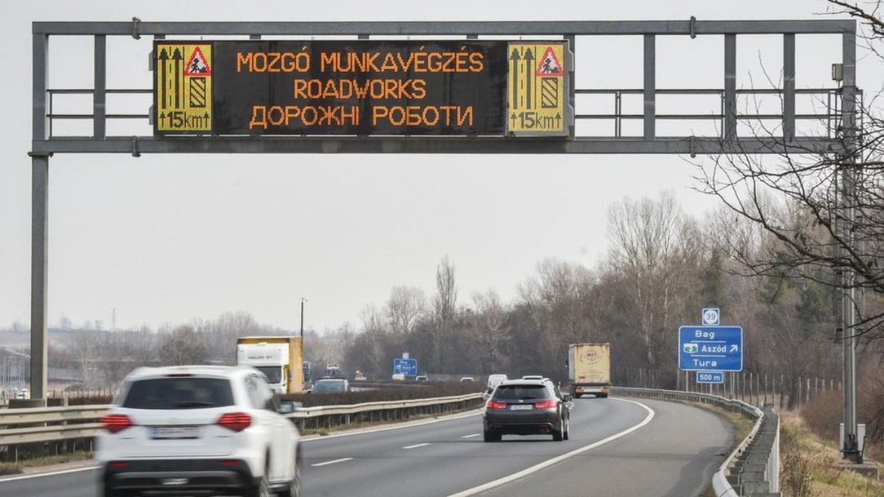 Ukrán nyelvű felirat egy gyorsforgalmi út tájékoztató tábláján