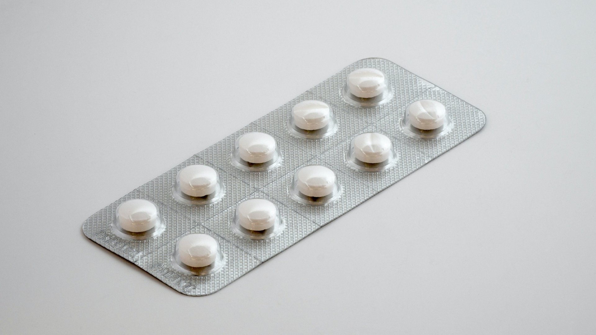 Egy levél fehér színű gyógyszer, tabletta