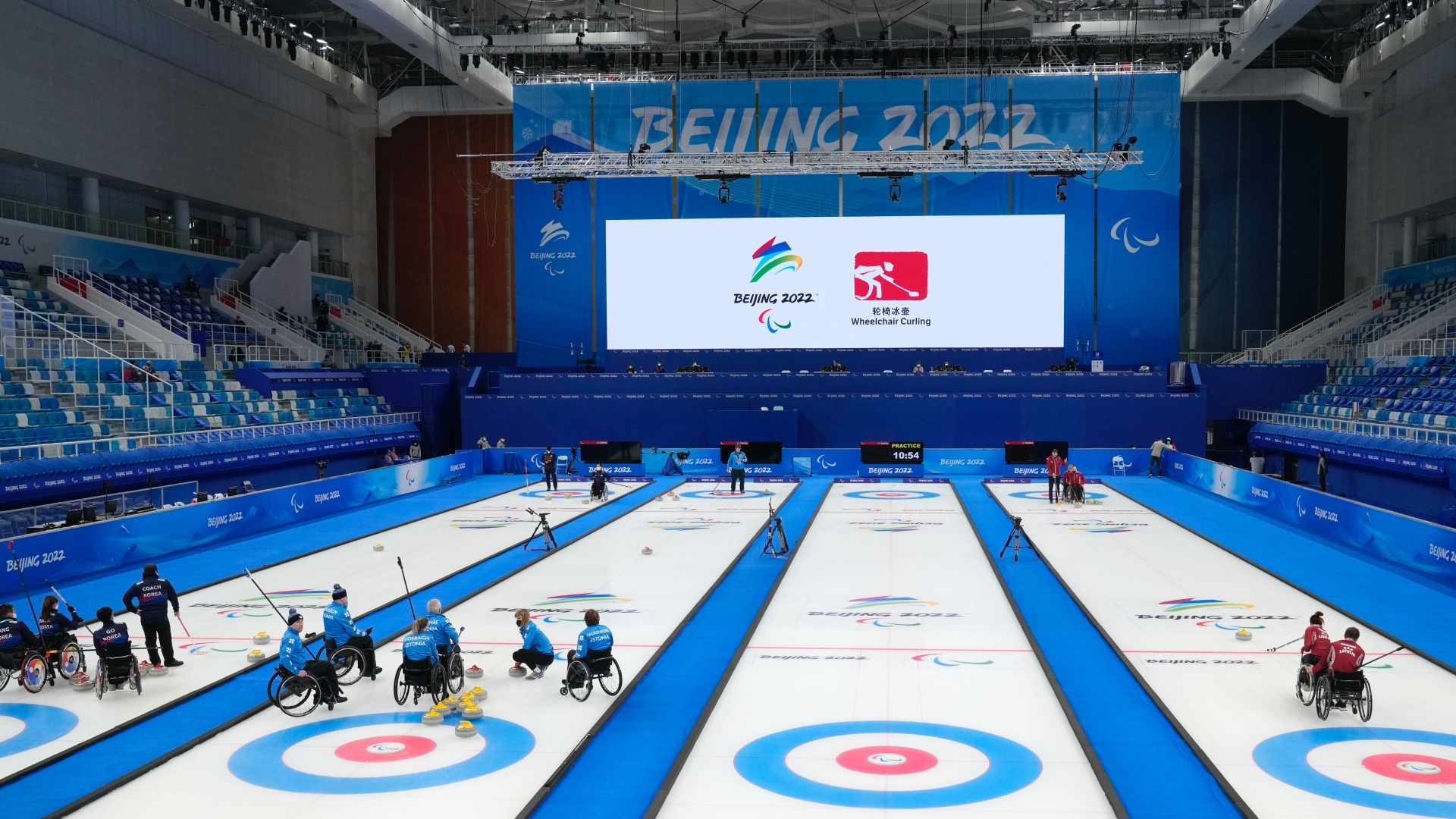 Az észt és a lett kerekesszékes curling csapat gyakorló edzést tart a téli paralimpiai játékok hivatalos megnyitója elõtti napon Pekingben 2022. március 3-án.