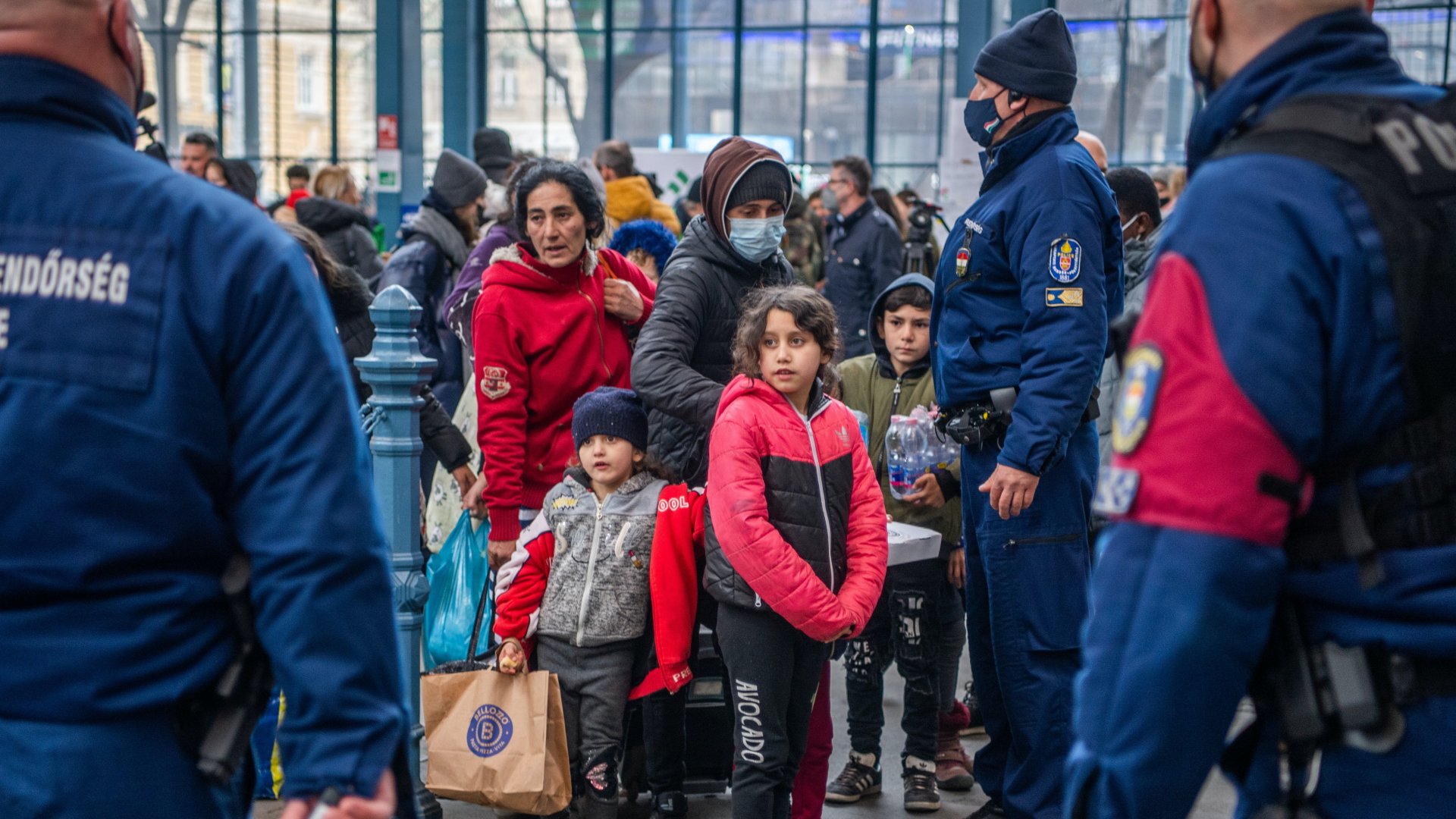 A háború miatt Ukrajnából menekülõ emberek Budapesten, a Nyugati pályaudvaron