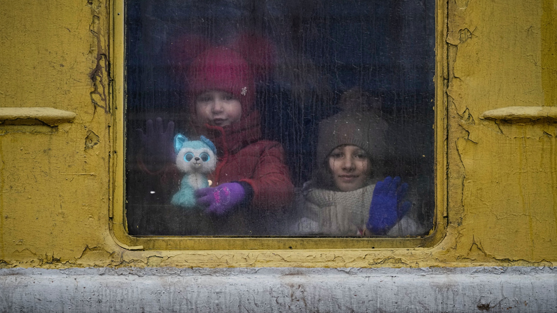 Gyerekek néznek ki a Kijevbõl a nyugat-ukrajnai Lvivbe induló vonat ablakán 2022. március 3-án