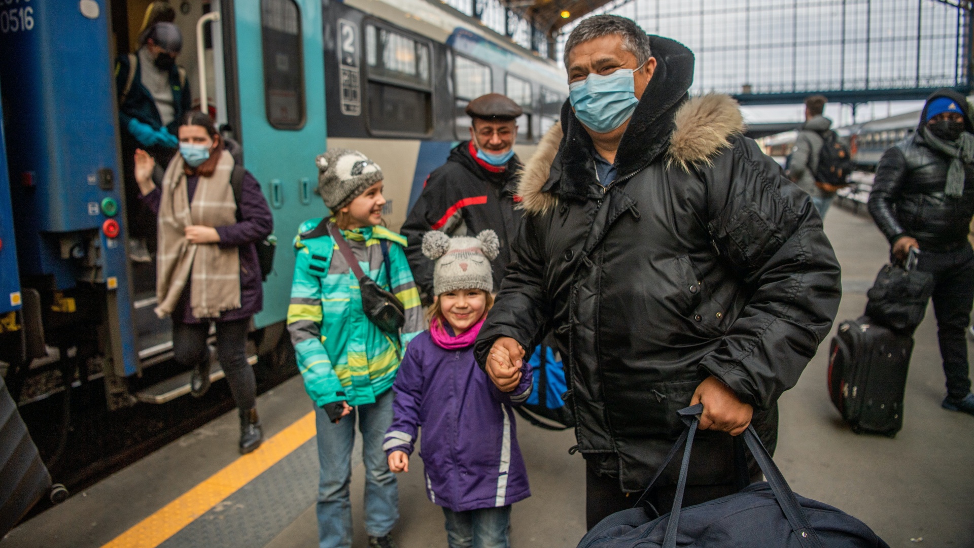 A háború miatt Ukrajnából menekülõ emberek Budapesten, a Nyugati pályaudvaron 2022. február 28-án