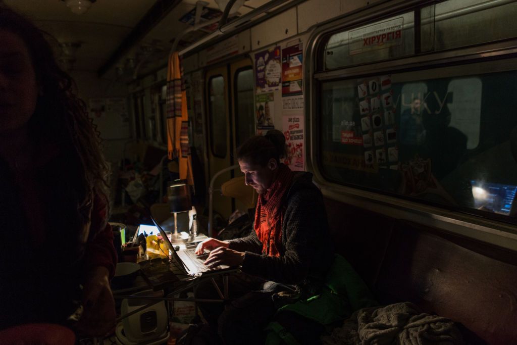 ukrán férfi laptoppal