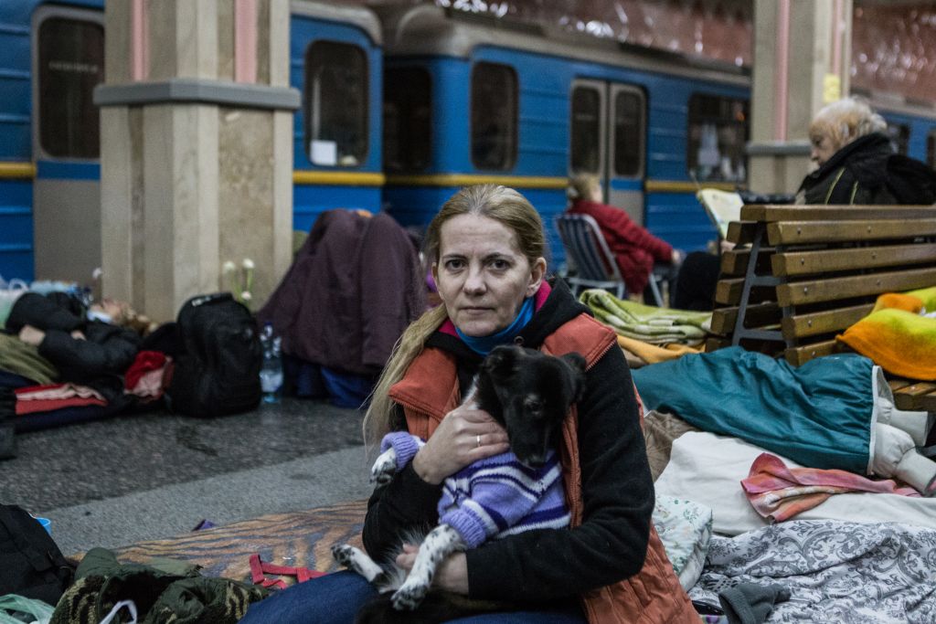 ukrán nő kutyával