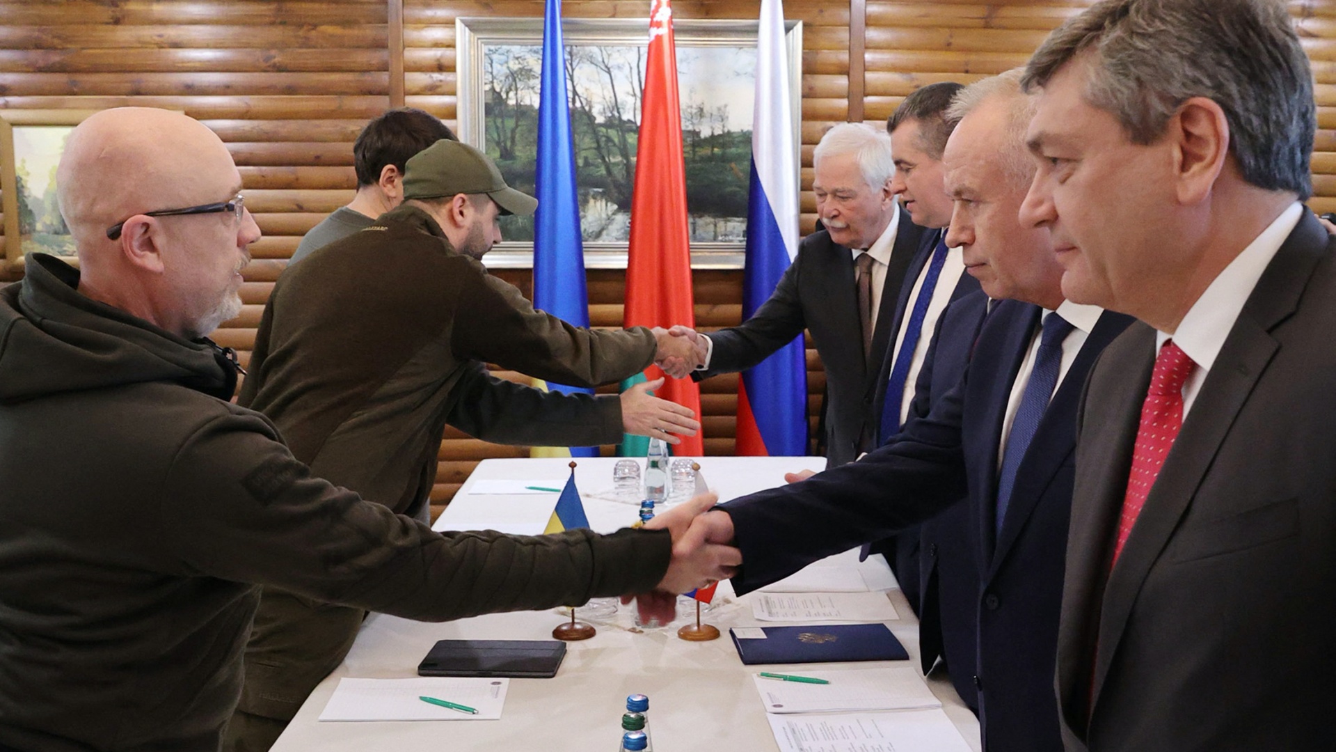 Az ukrán és az orosz delegáció tagjai kezet fognak a második béketárgyaláson Fehéroroszországban