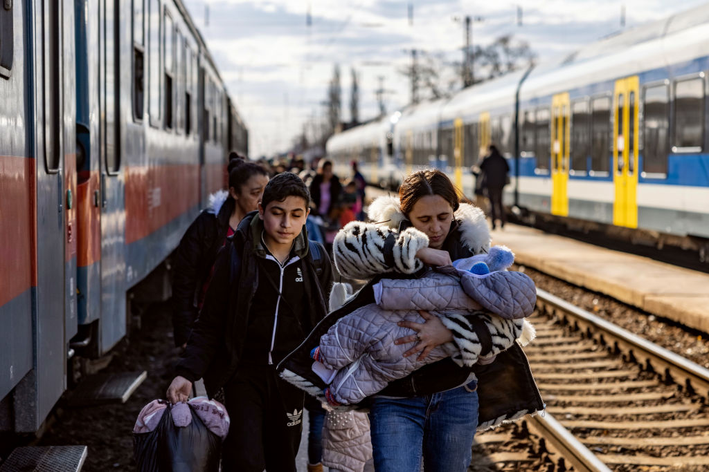 Ukrán menkültek Záhonynál (fotó: Kummer János/Getty Images)