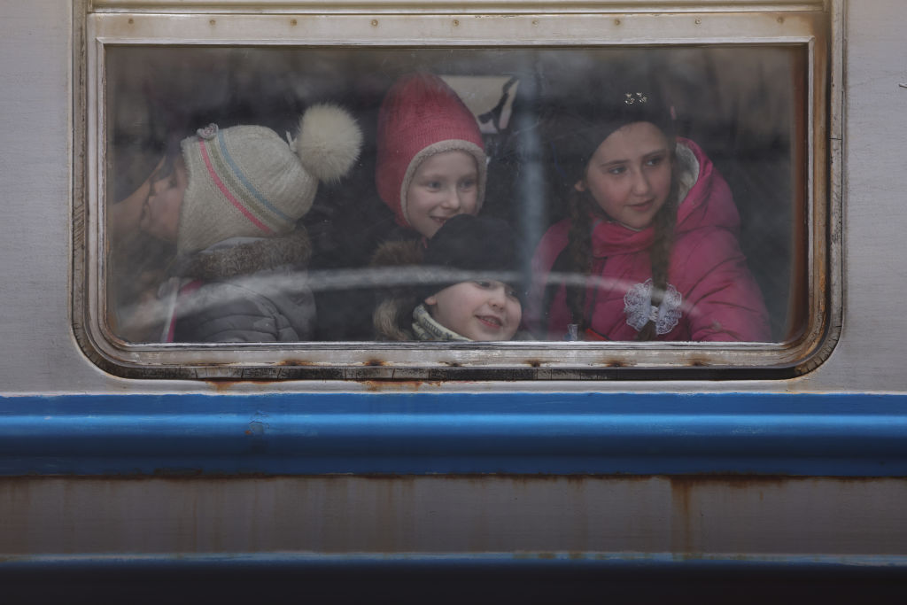 Ukrán menekültekkel teli vonat Przemyslben (fotó: Sean Gallup/Getty Images)