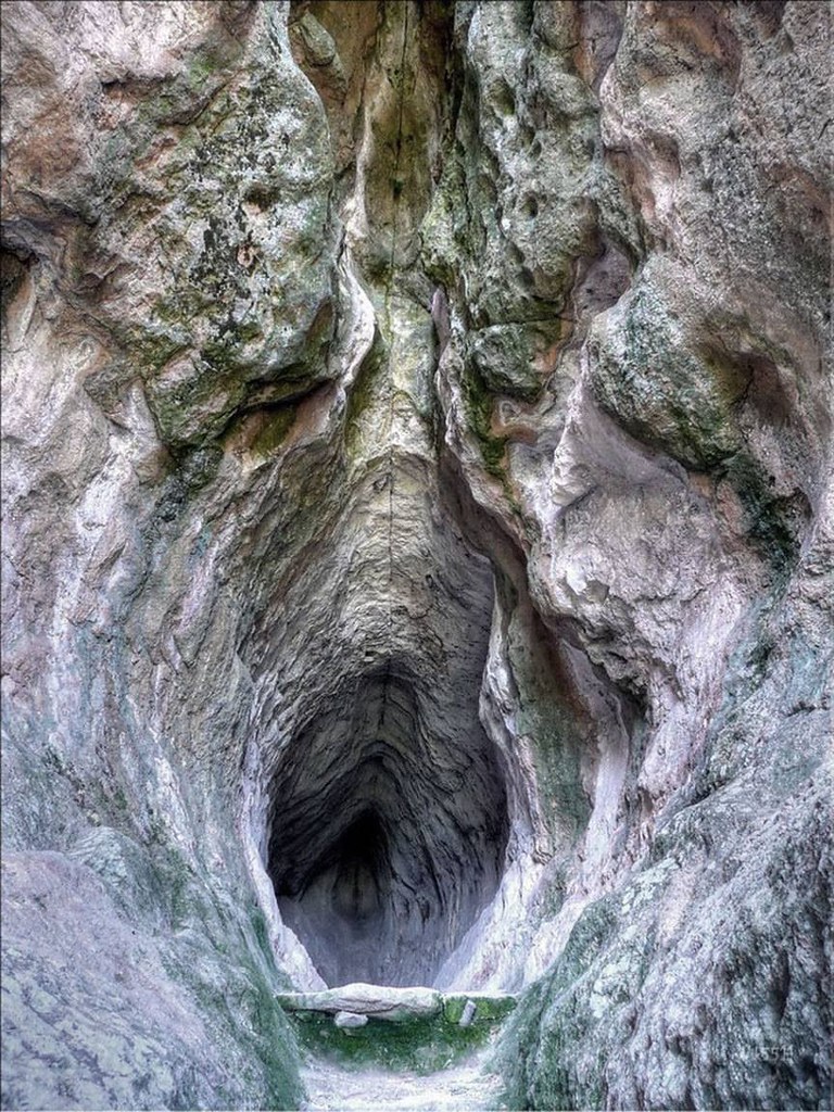 Az Utrobata-barlang bejárata (fotó: makfreak/flickr)