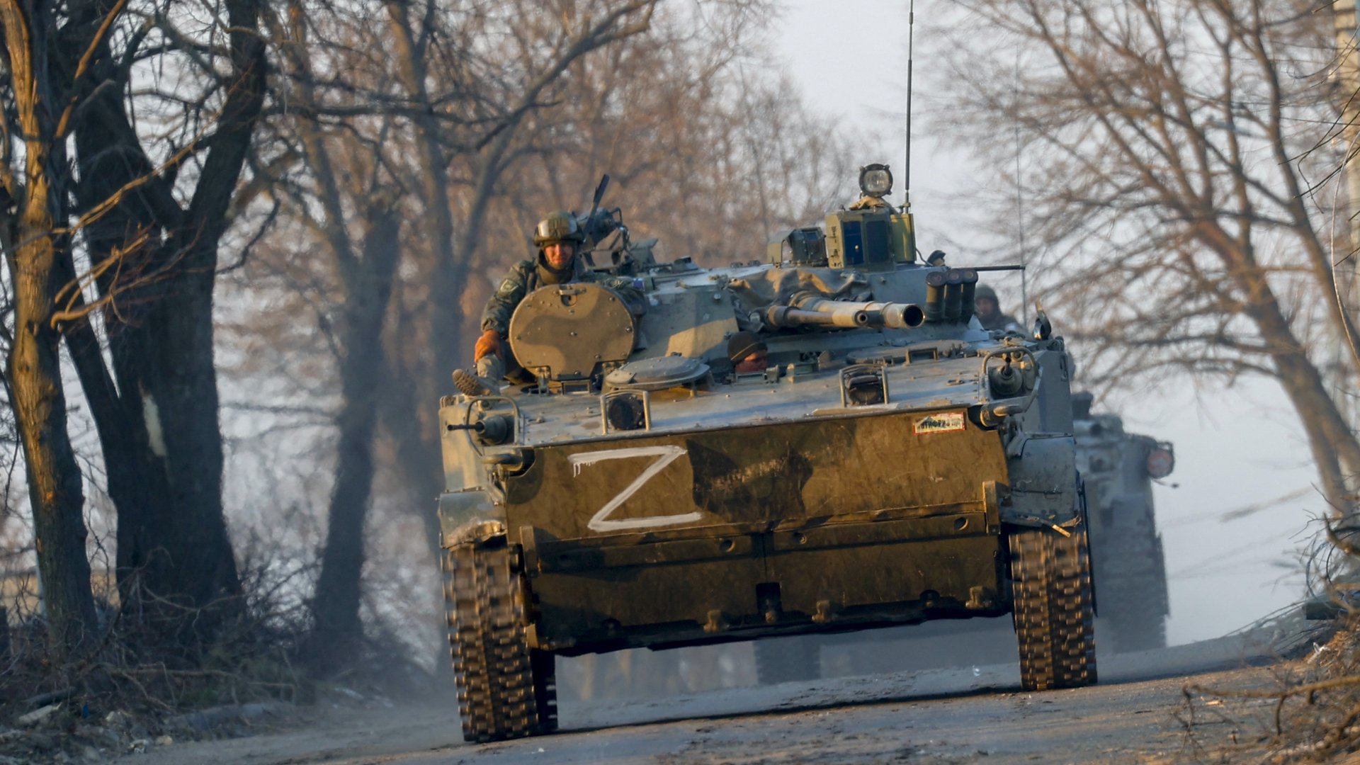 Orosz katonák egy tankon az oroszbarát szakadárok által ellenőrzött Donyeck Volnovaka régióban, Ukrajnában 2022. március 26-án.