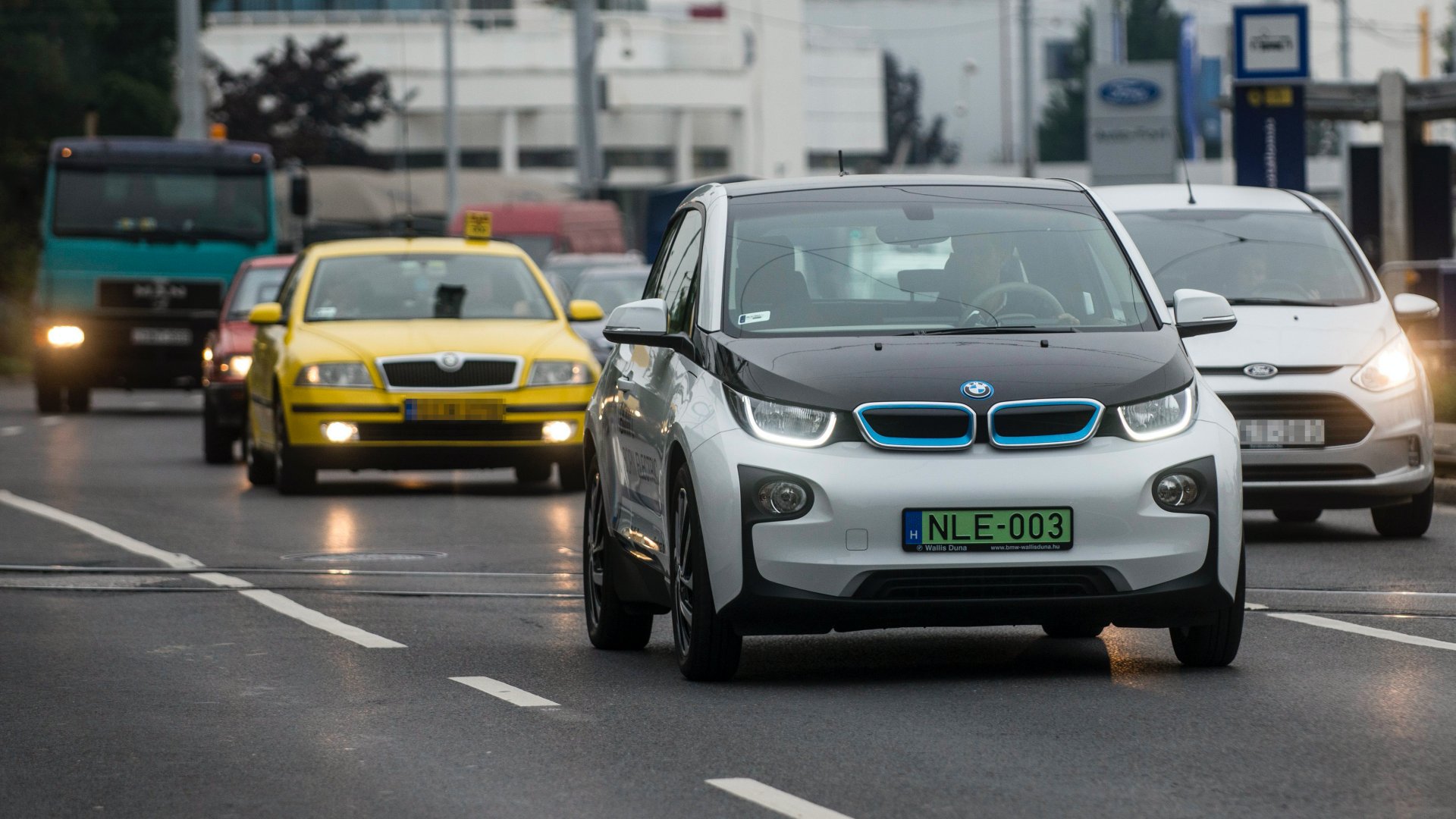 A zöld rendszámot elsõként megkapó (de nem az egyes sorszámú) BMW i3 elektromos meghajtású személygépkocsi Budapesten 2015. október 13-án