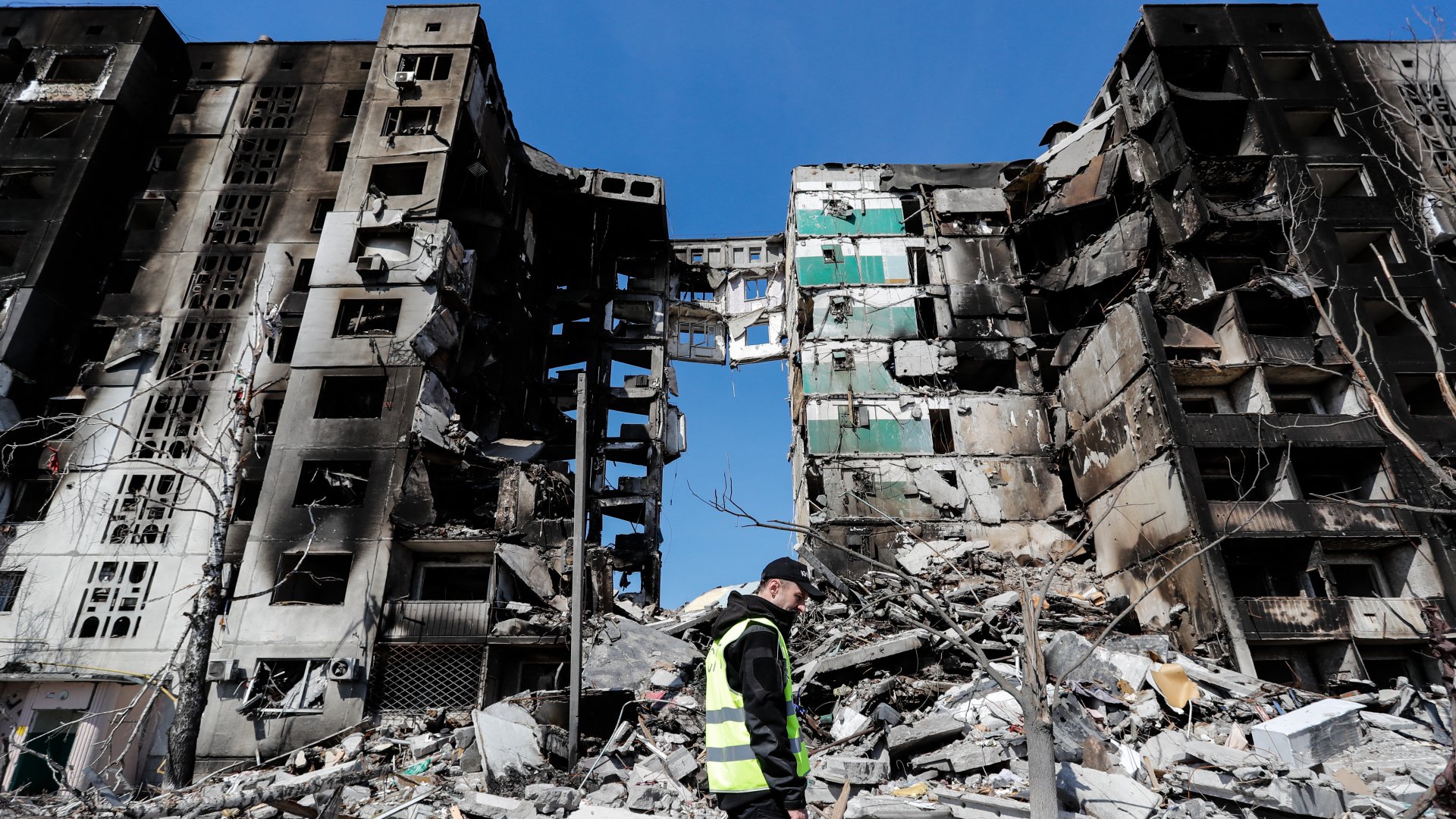 Egy férfi az orosz légitámadások által megrongált lakóépületek maradványait vizsgálja a Kijev mellett lévő Borodjanka településen, Ukrajnában 2022. április 7-én
