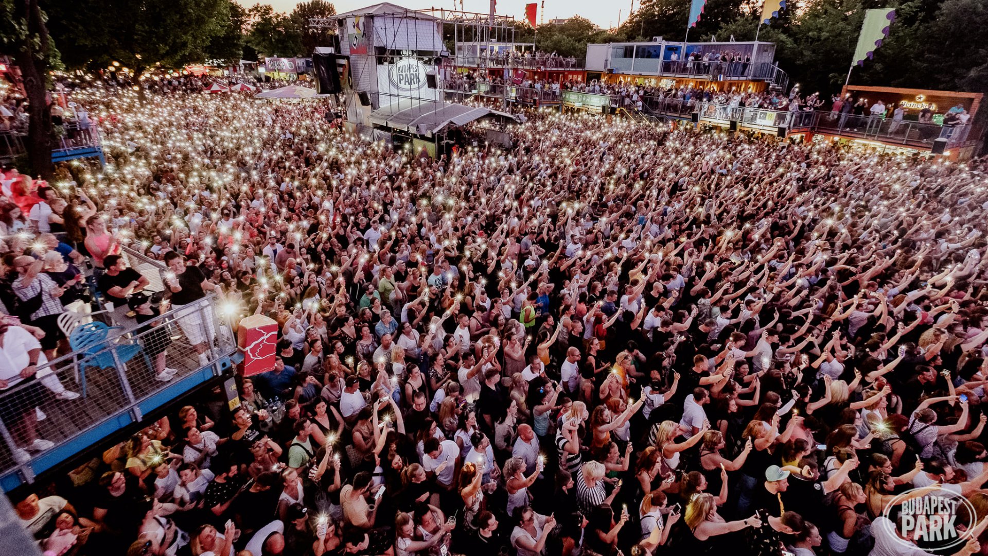 Tömeg egy koncerten a Budapest Parkban
