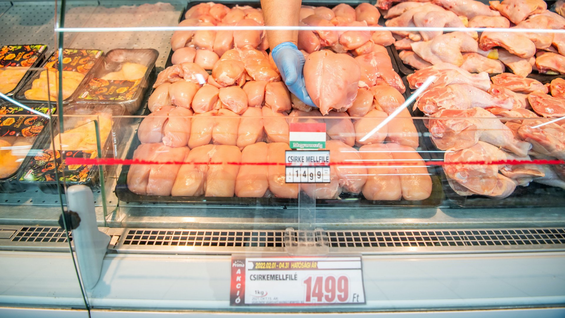 Hatósági áras csirkemell a fõvárosi Corvin Plazában található Príma üzletben 2022. február 1-jén
