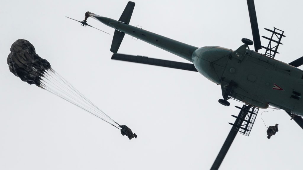 Egy főtiszt ejtőernyős ugrása a kecskeméti nemzetközi repülőnap és haditechnikai bemutató első napján 2021. augusztus 28-án.