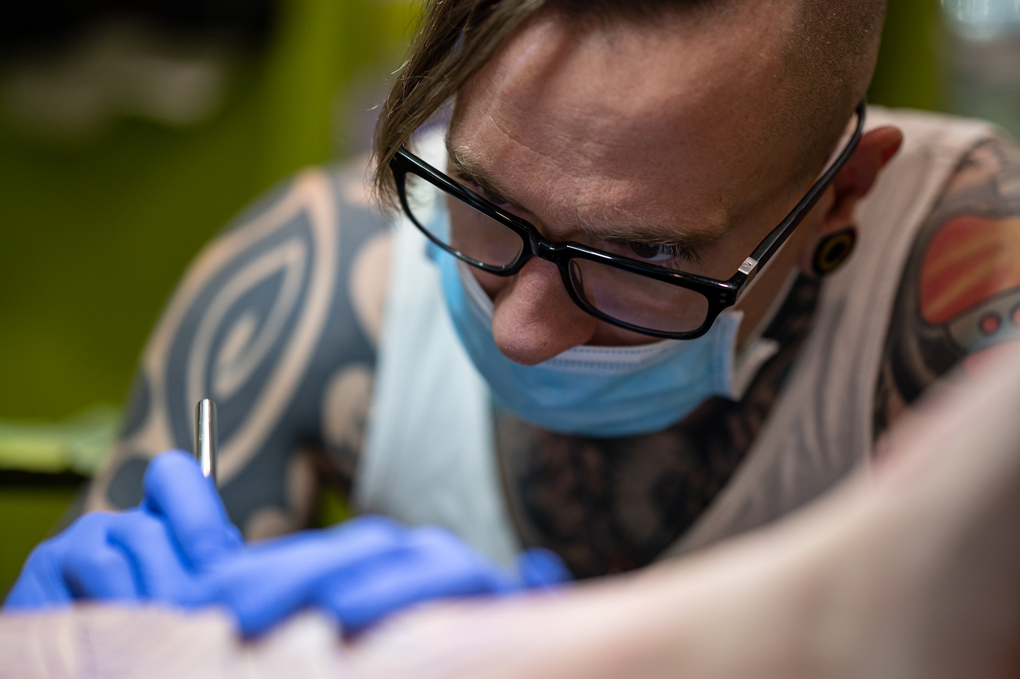 Zagyvai Gábor tetoválóművész hegtetoválás közben