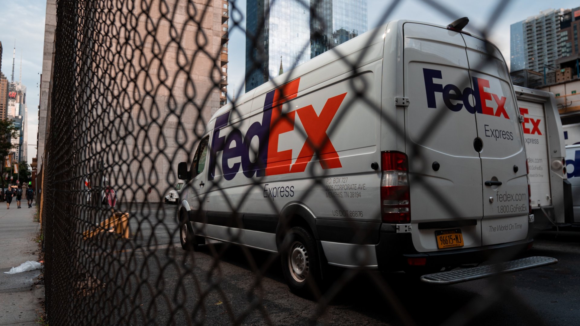 FedEx-es futár autója drótkerítés mögött