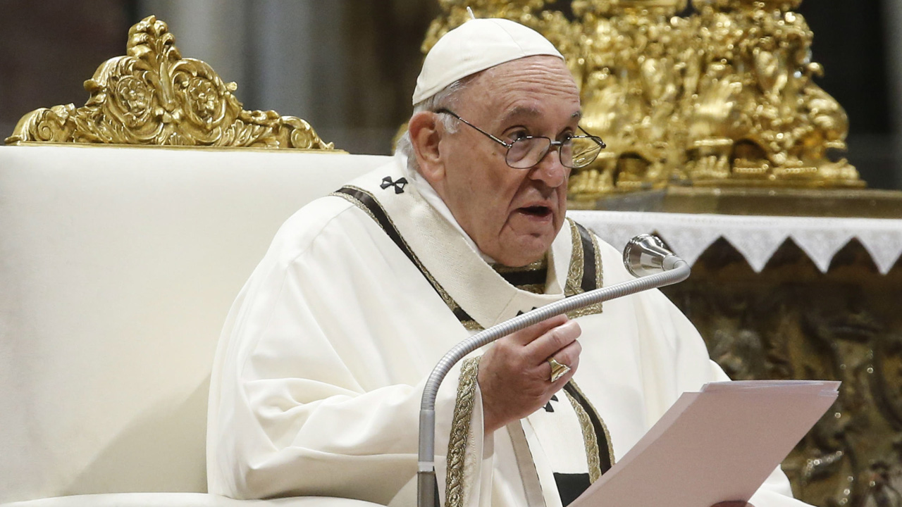 Ferenc pápa krizmaszentelő misét tart a vatikáni Szent Péter-székesegyházban 2022. április 14-én, nagycsütörtökön. MTI/EPA/ANSA/Fabio Frustaci