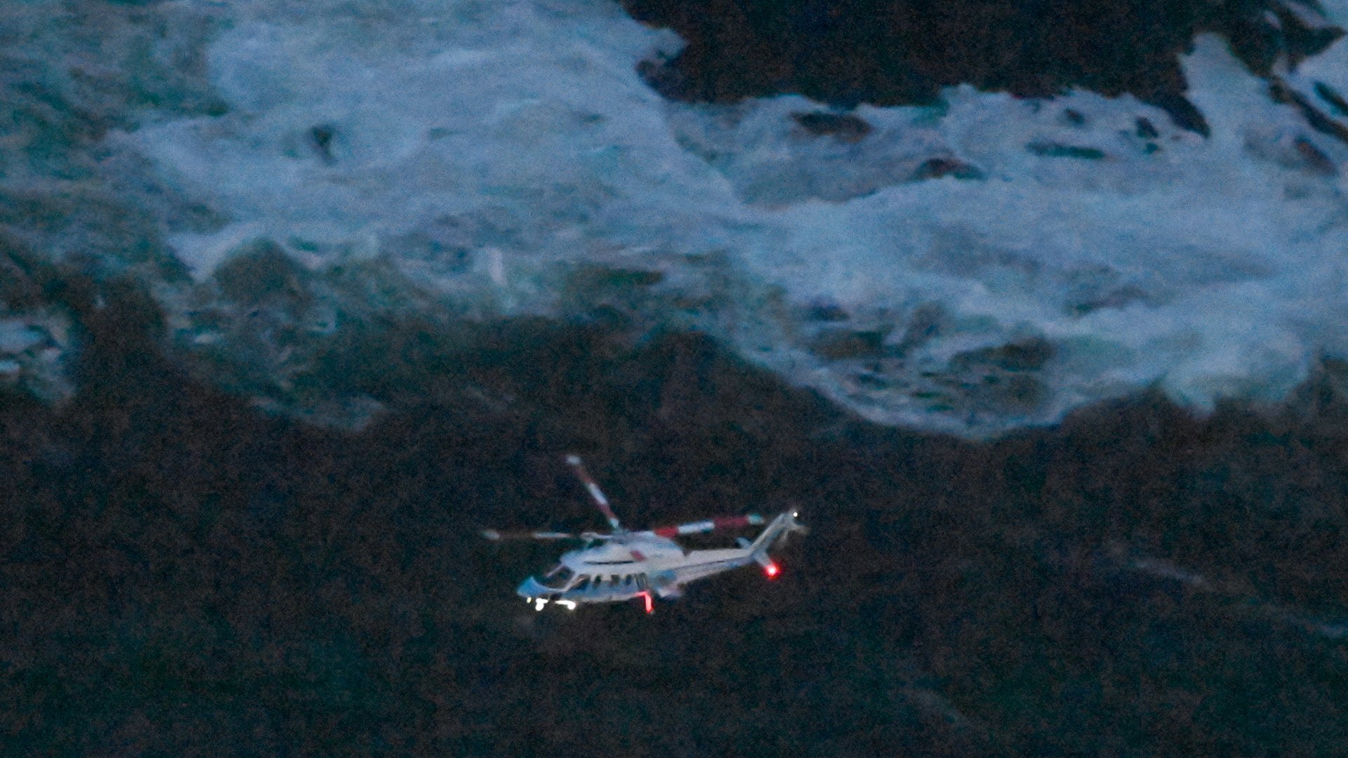 A légi felvételen a japán parti őrség helikoptere egy turistahajót keres, amely eltűnt a világörökség részét képező Shiretoko-félsziget előtti vizeken, Hokkaido keleti részén, 2022. április 23-án