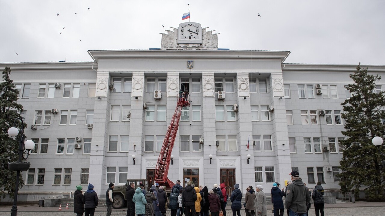 Bergyanszk. orosz zászló a városházán