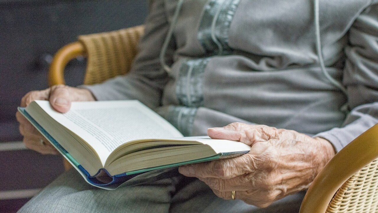 idős hölgy, olvas