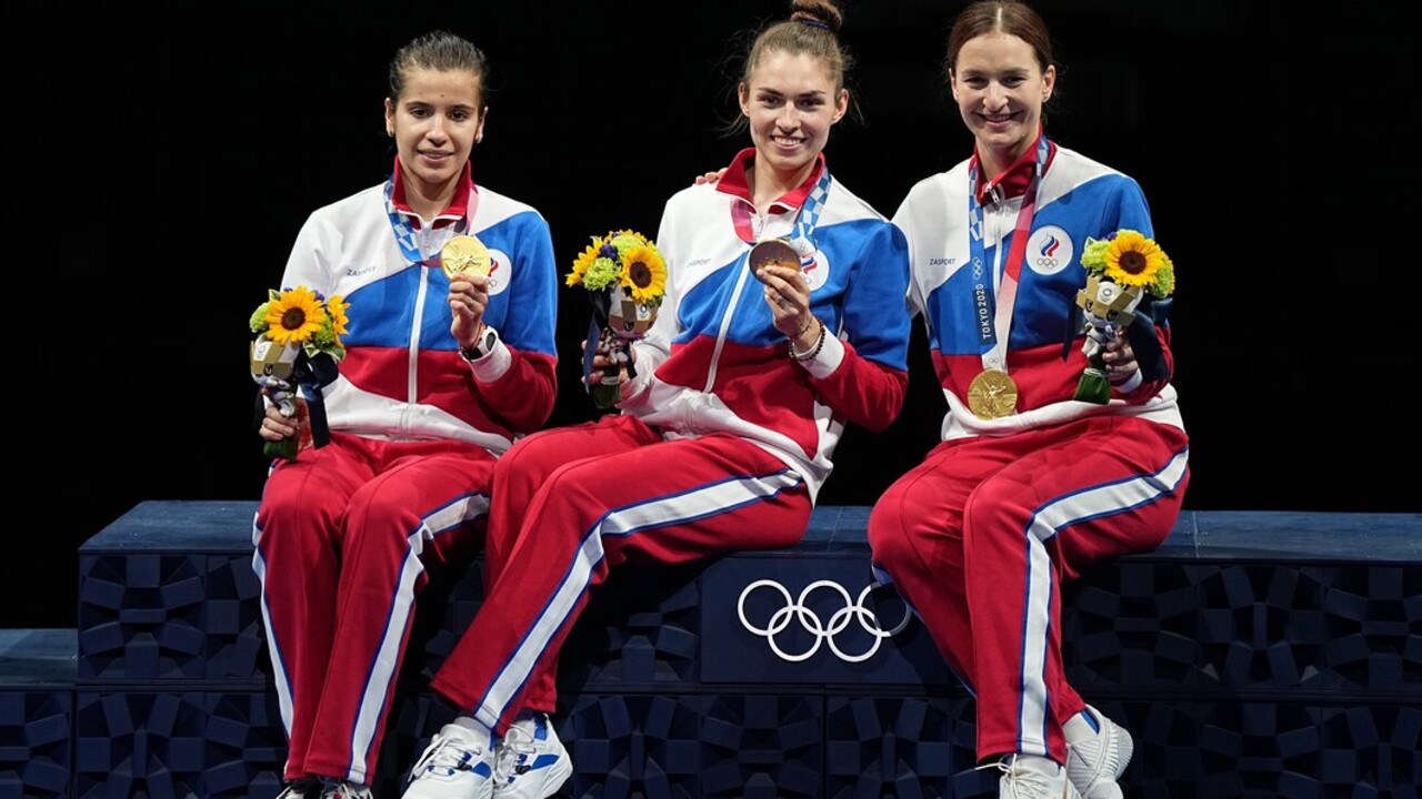 Az aranyérmes Orosz Olimpiai Csapat tagjai balról jobbra: Olga Nyikityina, Szofija Pozdnyakova és Szofija Velikaja a női kardozók csapatversenyének eredményhirdetésén a világméretű koronavírus-járvány miatt 2021-re halasztott 2020-as tokiói nyári olimpián, a Makuhari Rendezvényközpontban 2021. július 31-én.(Fotó: MTI/EPA/Nic Bothma)