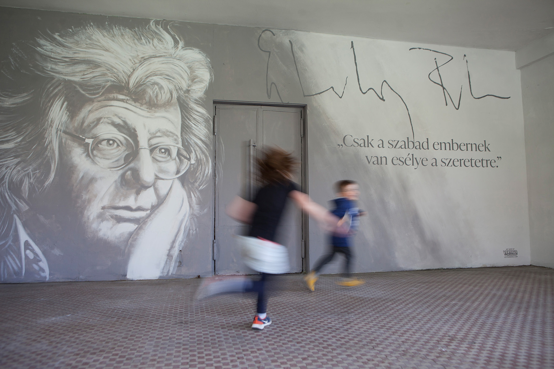 Esterházy Péterportré díszíti a Rómaifürdő HÉVmegálló állomásépületét