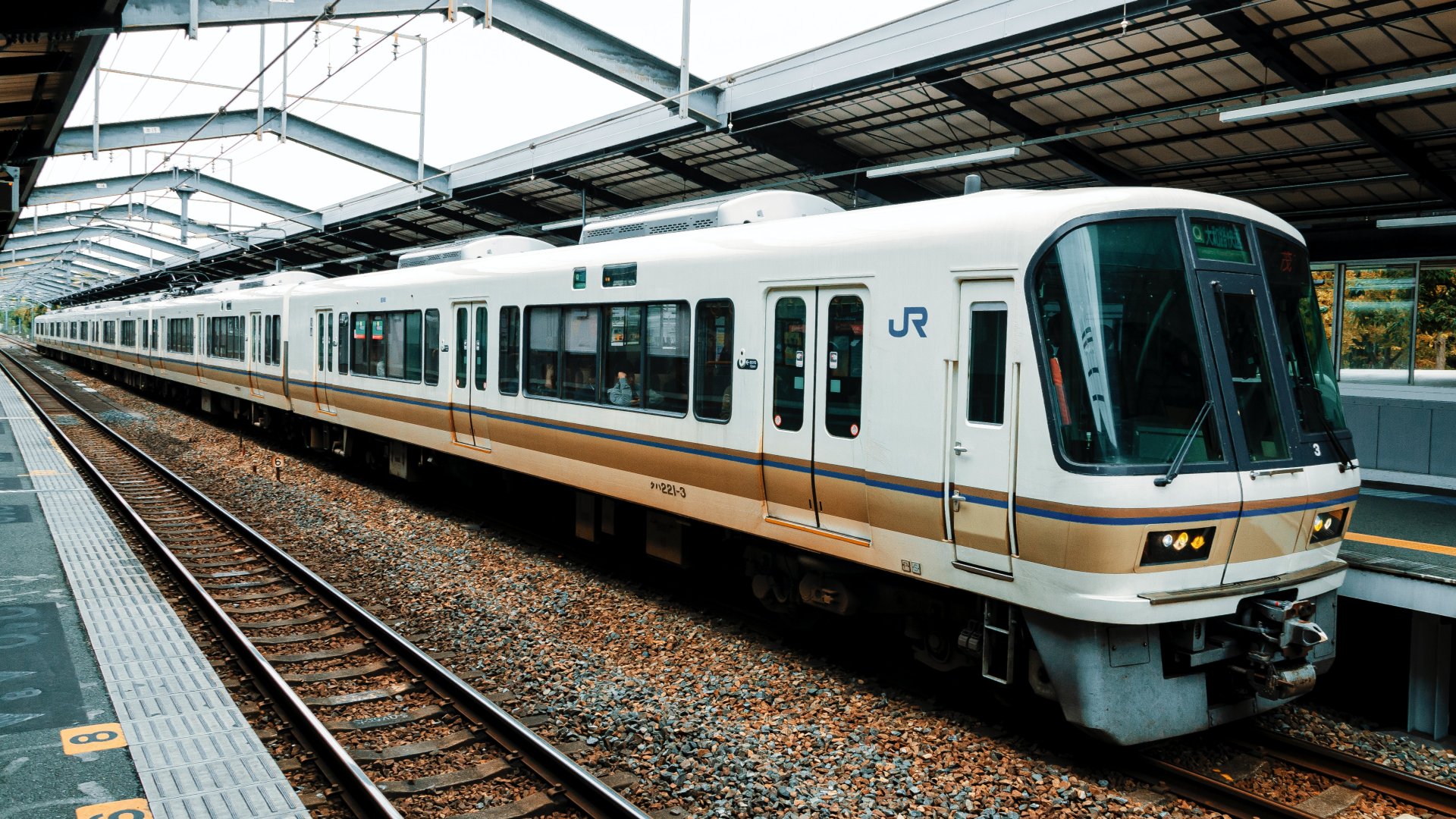 Egy vonat az állomáson Japánban