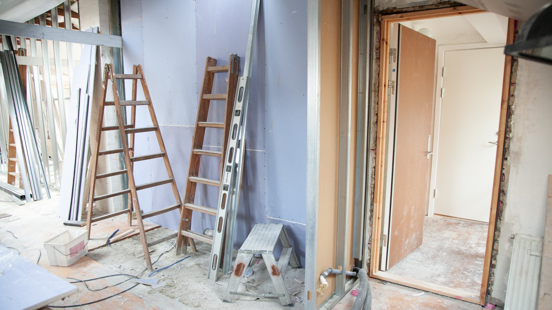Létrák és félig kész falak egy lakásfelújításon