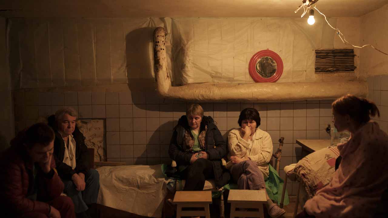 Kórházi dolgozók ülnek a pincében egy légiriadó alatt a Kijev szomszédságában lévõ Brovariban 2022. március 17-én. MTI/AP/Felipe Dana