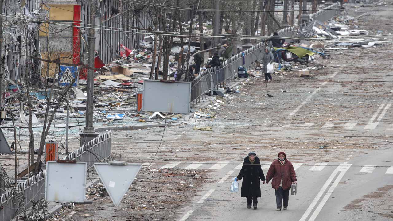 Az orosz hadsereg által szervezett sajtótúra során készített kép helyi lakosokról a törmelékkel borított Mira sugárúton Mariupolban 2022. április 12-én.MTI/EPA/Szergej Ilnyickij