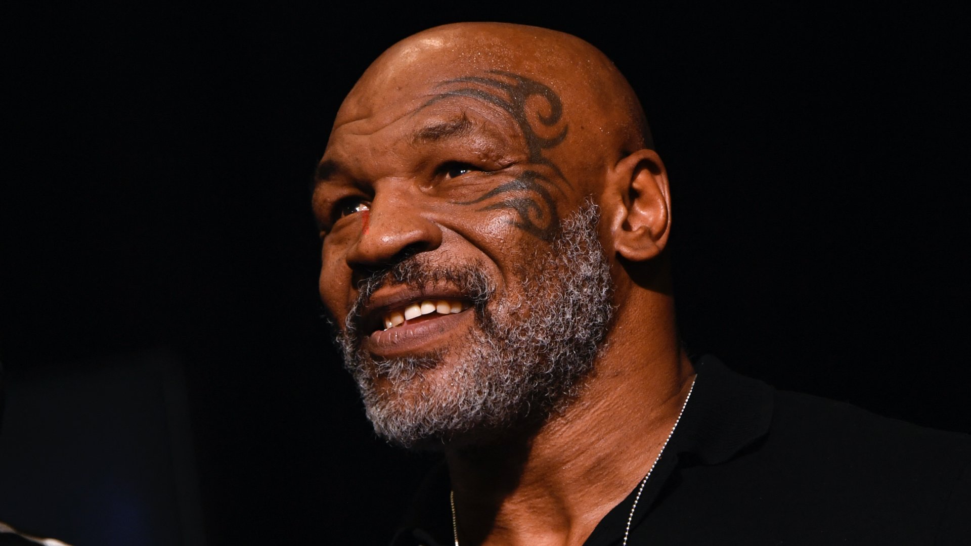 A korábbi nehézsúlyú bokszbajnok Mike Tyson részt vesz Canelo Alvarez és Caleb Plant bokszolók mérlegelésén Las Vegasban, Nevadában 2021. november 5-én