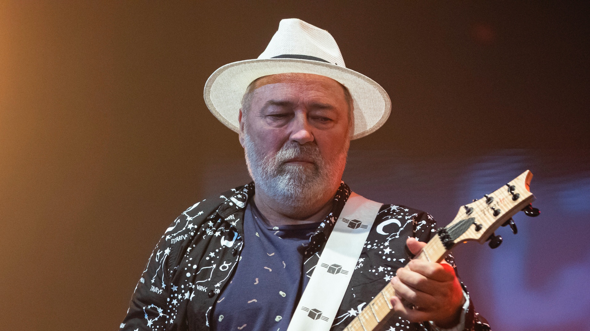 Molnár György gitáros az Omega együttes koncertjén a Papp László Budapest Sportarénában 2019. november 8-án