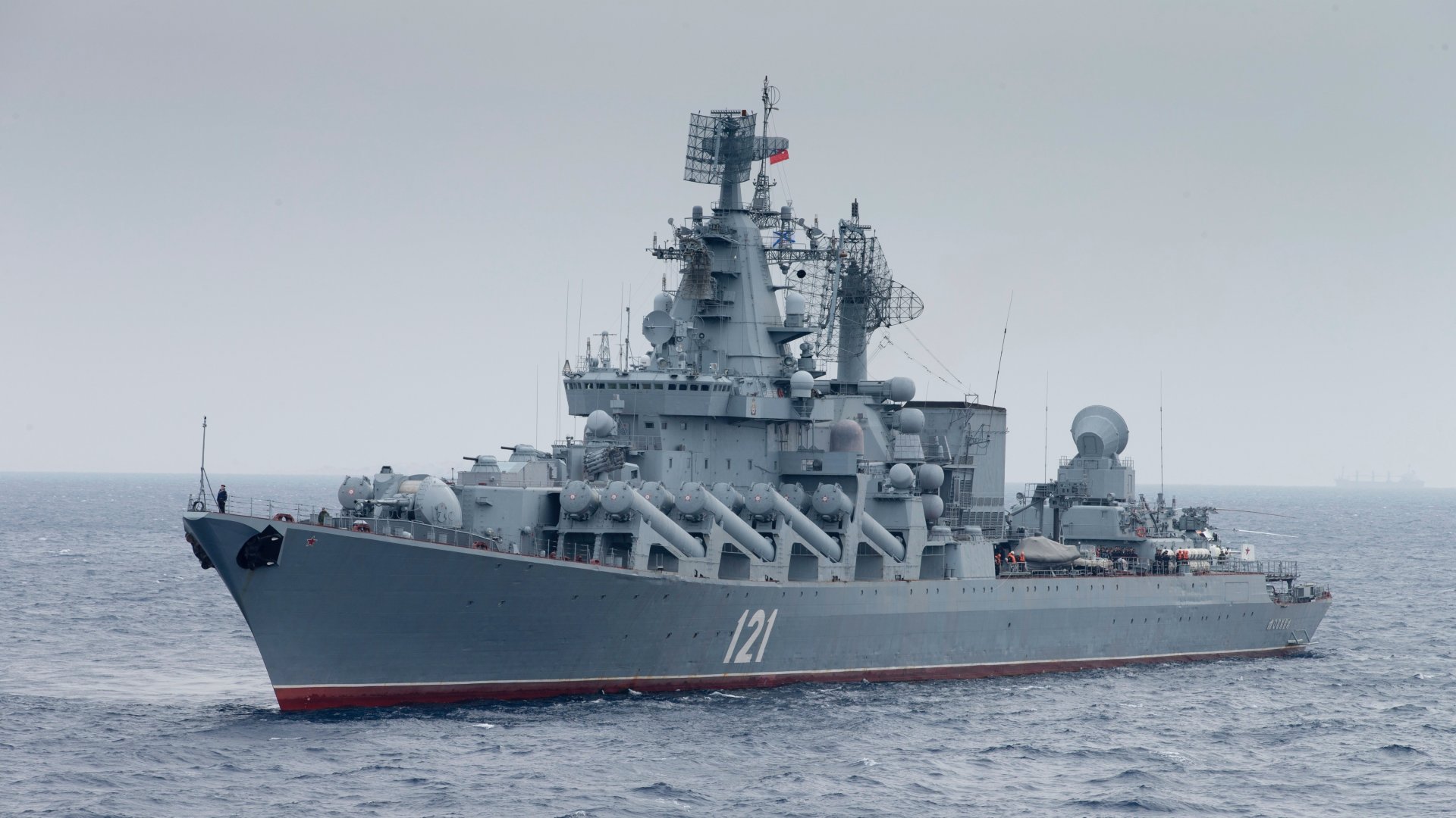 Az orosz védelmi minisztérium sajtószolgálata által közreadott, 2015. december 17-én készült kép az orosz Fekete-tengeri flotta Moszkva nevû zászlóshajójáról a Földközi-tengeren a szíriai partok közelében