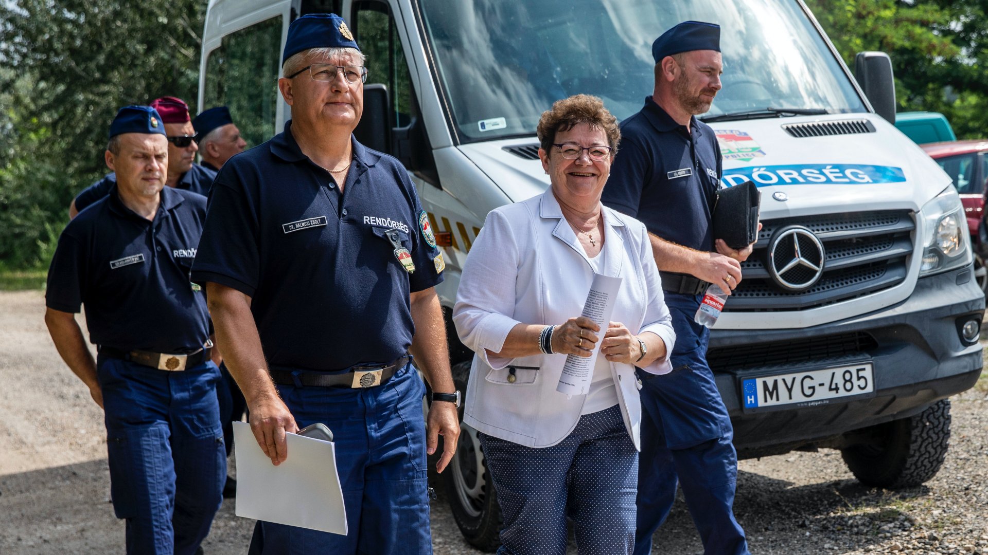 Halmosi Zsolt rendészeti országos rendõrfõkapitány-helyettes (b2) és Müller Cecília országos tisztifõorvos (j2) érkezik a megnövekedett migrációs nyomásról tartott tájékoztatóra Röszke közelében, a magyar-szerb határnál 2020. augusztus 6-án