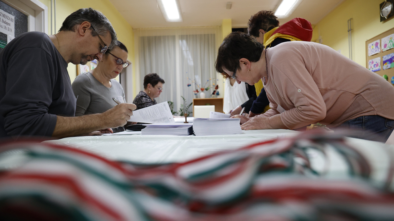 Elõkészülnek a szavazatszámláló bizottság tagjai a Nagykanizsán / Fotó:MTI/Varga György