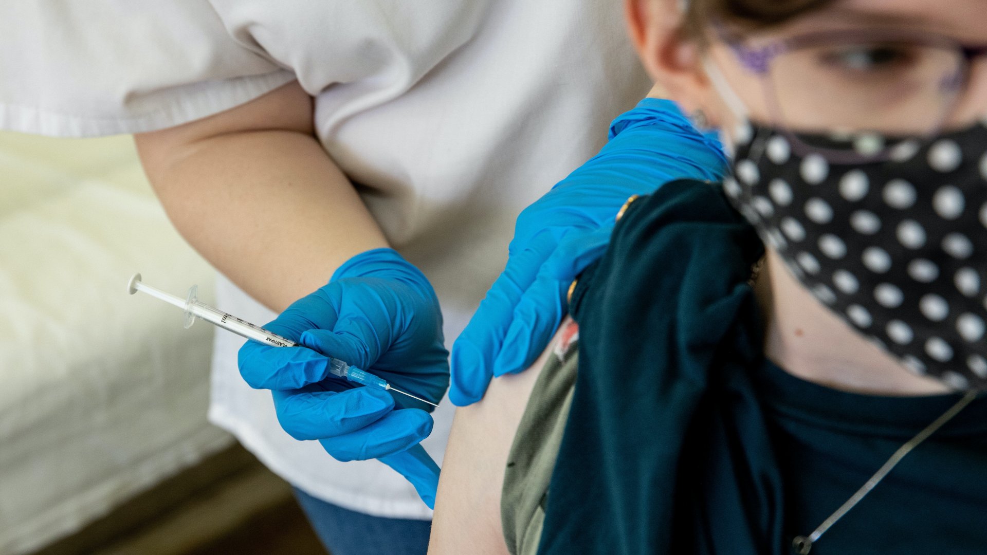 Beoltanak egy fiatalt a német-amerikai fejlesztésû Pfizer-BioNTech koronavírus elleni oltóanyag, a Comirnaty-vakcina elsõ adagjával a békéscsabai Réthy Pál kórházban 2022. április 9-én