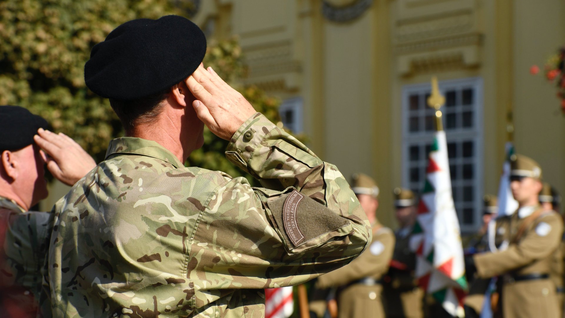 Tisztelegnek az önkéntes területvédelmi tartalékos katonák az MH 6. Sipos Gyula Területvédelmi Ezred megalakulása és zászlóadományozó ünnepségén a székesfehérvári Városház téren 2018. október 13-án