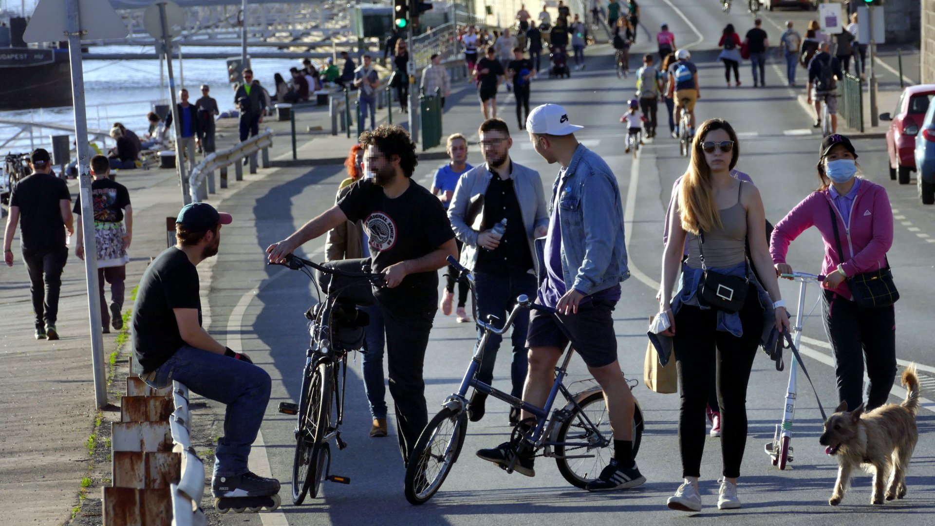 Kerékpárosok és sétálók a pesti Duna-parton, a Covid-19 világjárvány harmadik hullámának javuló járványügyi mutatóinak idején