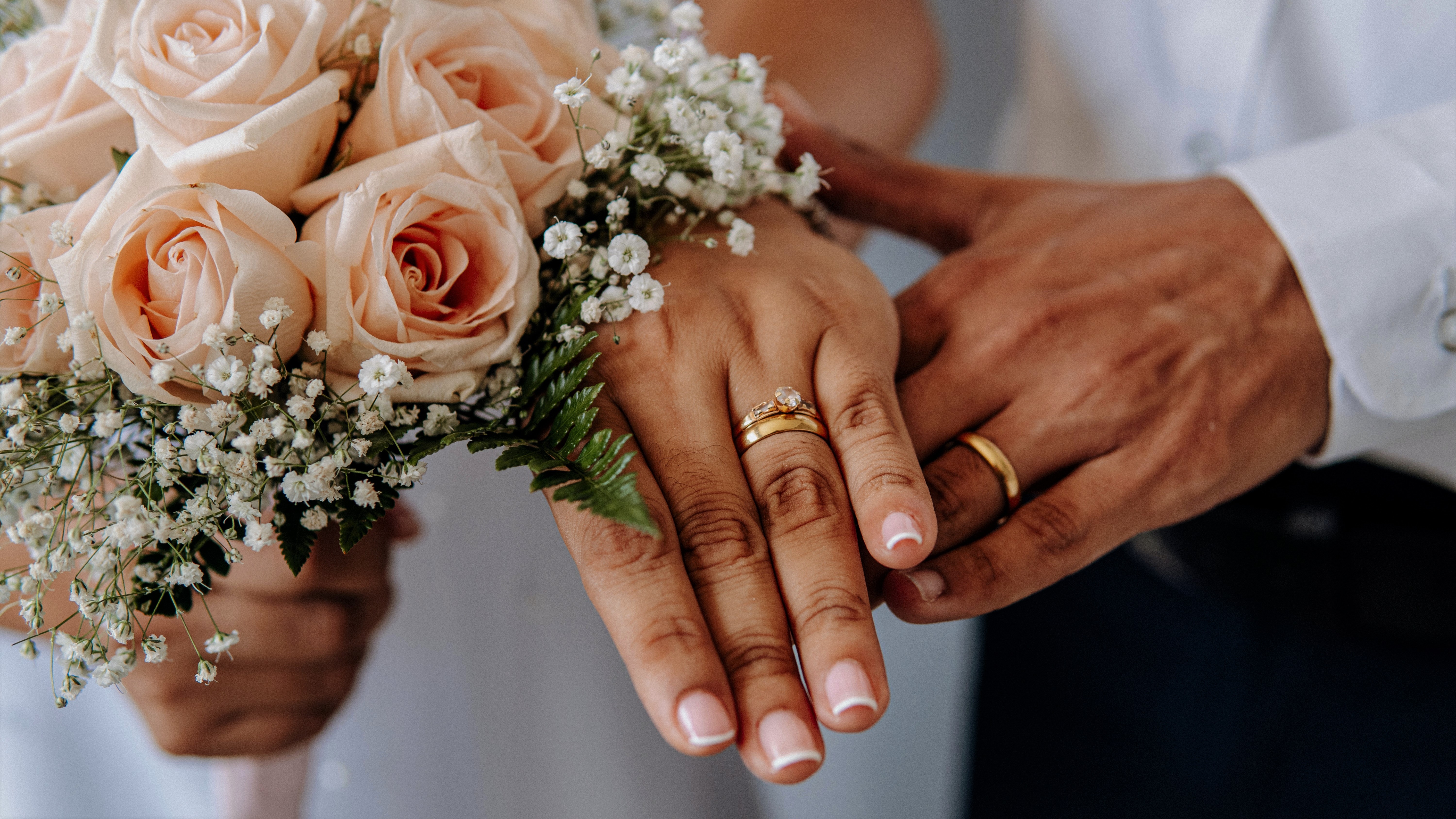 Menyasszony és vőlegény jegygyűrűvel