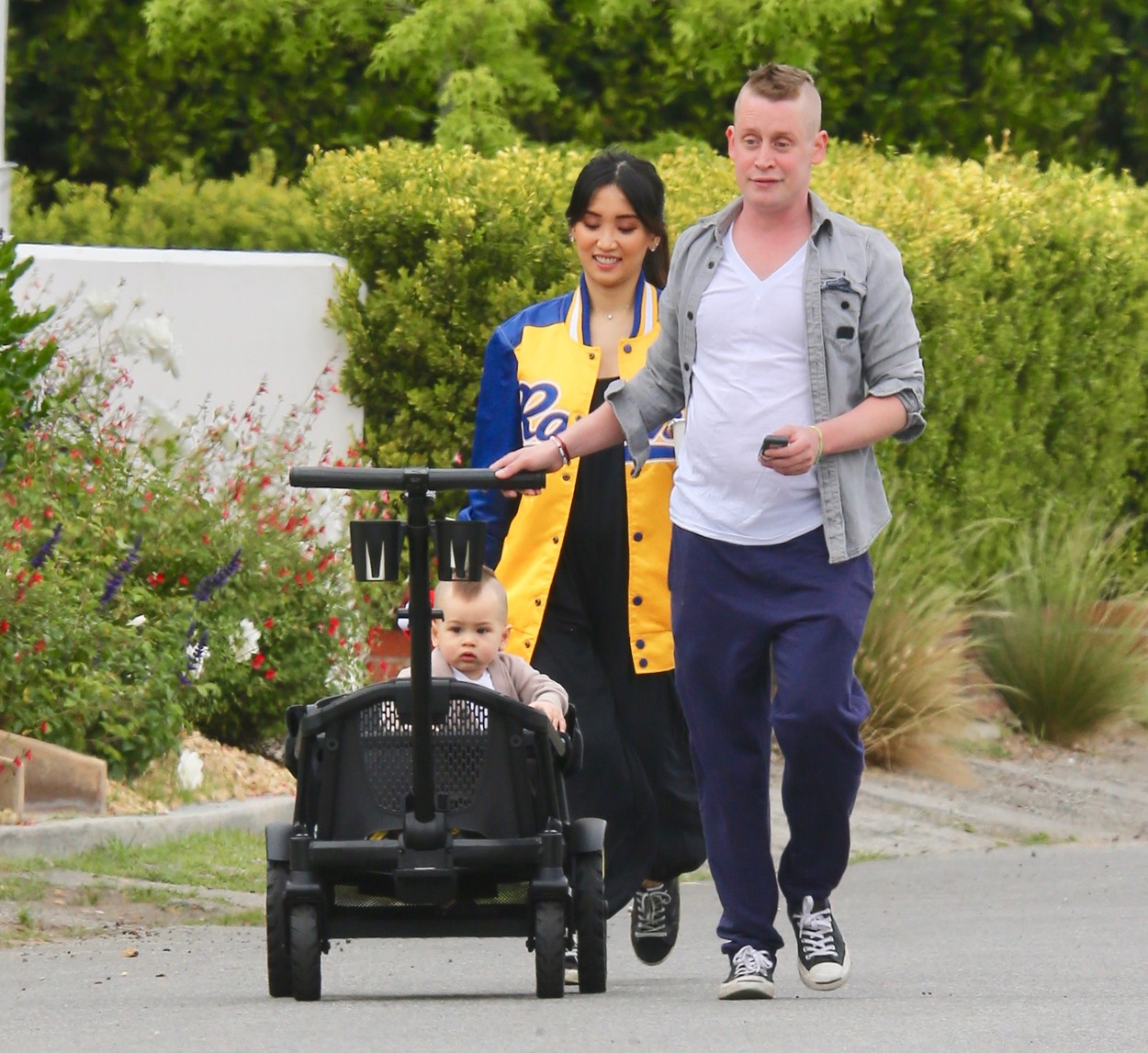 Macaulay Culkin és fia egyforma irokéz frizurával, miközben családi sétát tesznek a színész menyasszonyával, Brenda Songgal Los Angelesben