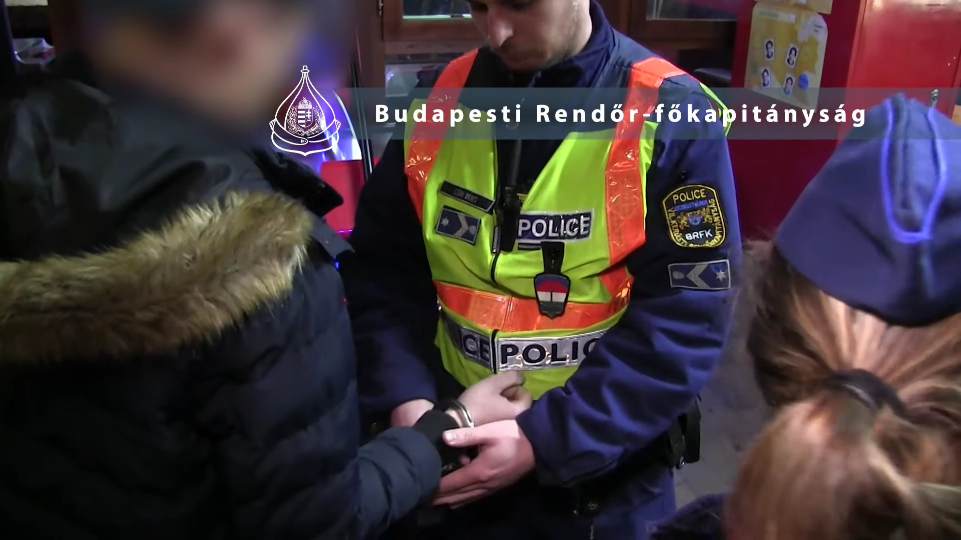 Megbilincselnek egy férfit a rendőrök a belvárosi razzia során 2022. április 9-én Budapesten