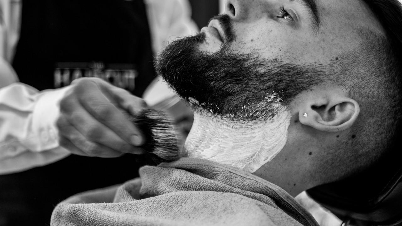 borotválják a szakállas férfit