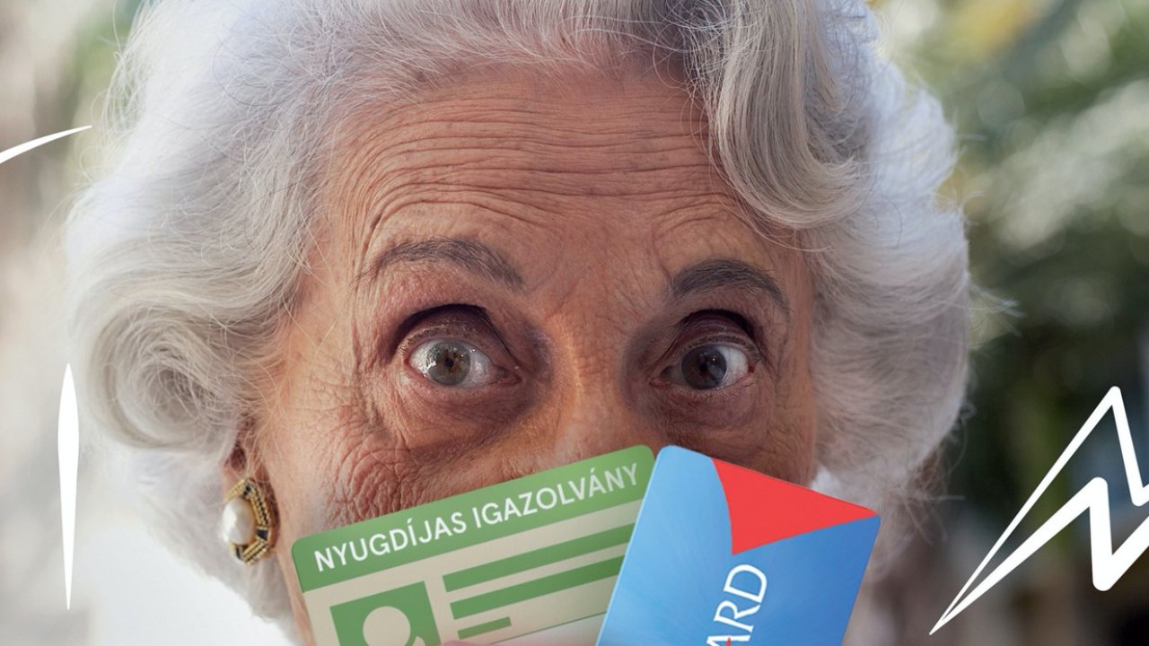 Nyugdíjas nő nyugdíjas igazolvánnyal és Tesco Clubcarddal