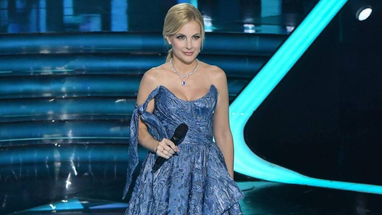 Ebben a kék ruhában vezette a Neked Énekelek című műsort (Fotó: Várkonyi Andrea FB)